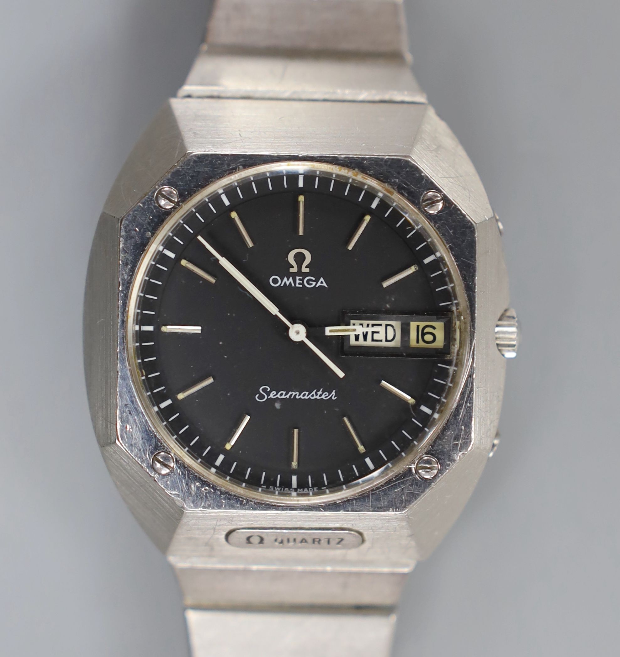 A gentleman's stainless steel Omega Seamaster day/date quartz wrist watch, with Omega box, no papers.